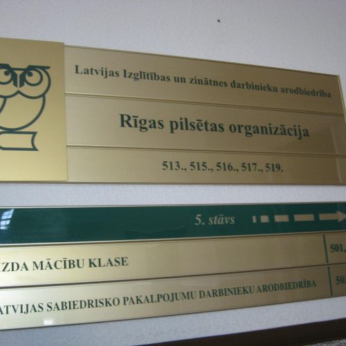 zaļas un zelta plāksnes